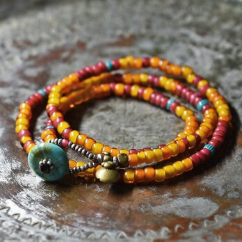 アンティークビタミンカラーホワイトハーツ、ターコイズブルーシェブロンビーズのネックレス（ターコイズ留め金）