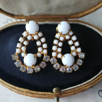 ヴィンテージ　ミルクガラスのイヤリング（大人な揺れるDrop）約35×25㎜