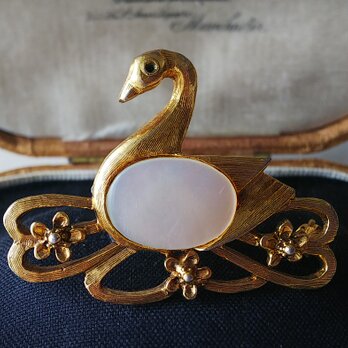 ヴィンテージ　マザーオブパール／スワンとお花のブローチ