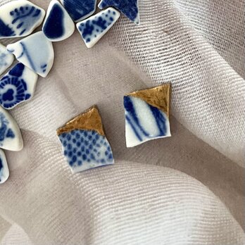 染付陶片の金継ぎピアス｜小さな四角のシー陶器・一点物