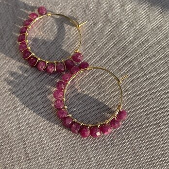 ルビーの輪っかのピアス