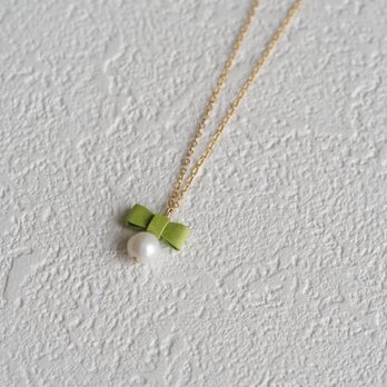 グリーンの革リボンとパールのネックレス　14kgf