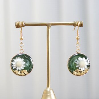 レジンアート　ラウンドピアス〈花の刻・ダークグリーン〉