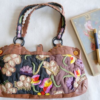 【Jamin Puech Paris】コットンキャンバスにフローラルの刺しゅう フラットなハンドバッグ