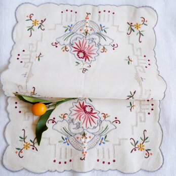 未使用品 緻密な花の手刺しゅう飾り リネン＆コットン製クロス 飾り布