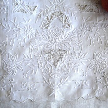 花の図柄 白刺しゅうとタッチングレース飾りのクロス