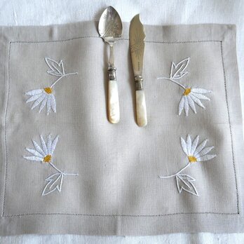 デイジーの手刺繍飾り ベージュの長方形リネンクロス