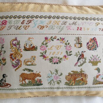 フランスのヴィンテージ 刺しゅうサンプラーで飾ったクッションカバー