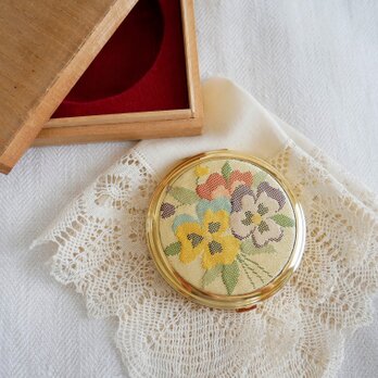 日本製【NACON】 金襴の織物装飾 パンジーの絵柄 コンパクトケース
