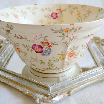 アンティーク 大型の陶磁器製ボウル 優美なバラの絵柄