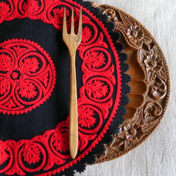 東欧製 黒×赤 フェルト製のドイリー