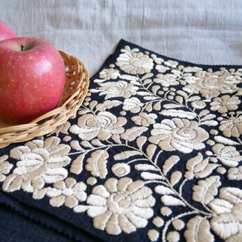 ハンガリー刺繍 手刺繍の製品 黒のフェルトに真珠色の花模様 飾り布