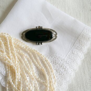 黒&シルバー色 オーバル型 ブローチ