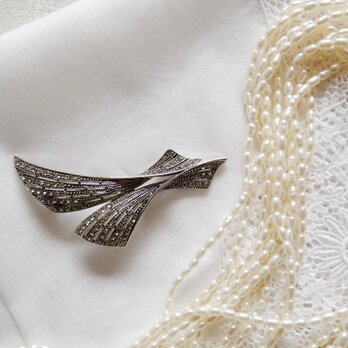 流線形のリボン型 ラインストーン飾り ブローチ