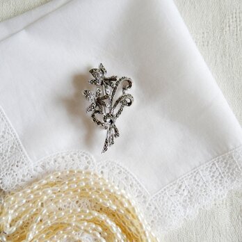 スズランのフォルム マーカサイト飾り ブローチ