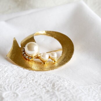 ゴールド色のベースにパール飾り サークルデザインのブローチ