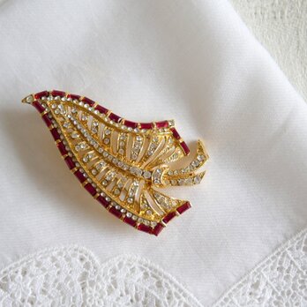 リーフ型 ゴールド色に赤とクリスタルのラインストーン飾り ブローチ