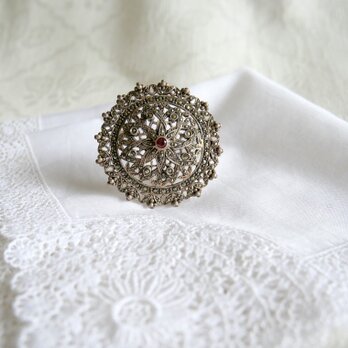 マーカサイト飾りのサークルデザイン ブローチ