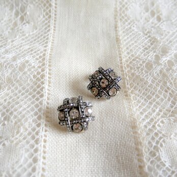 ラインストーンとマーカサイト飾り 円形イヤリング