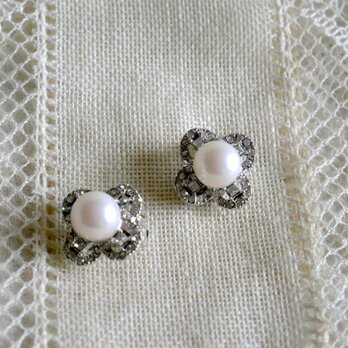 パールとラインストーン フローラル型イヤリング