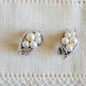 シルバー色の3枚の葉とフェイクパールのイヤリング