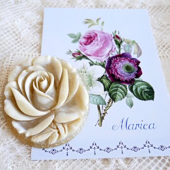 自然素材 バラを象った大ぶりなブローチ