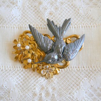 ハミングバードと花の大きなブローチ