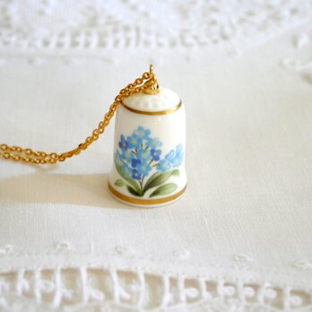 【Noritake】 陶磁器製ライラックの絵柄 シンブル（ゆびぬき）を飾ったネックレスペンダント