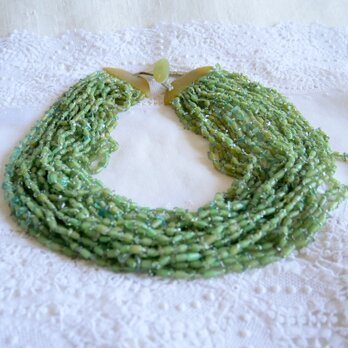 英国【LIBERTY】天然石とビーズを連ねたボリュームあるネックレス