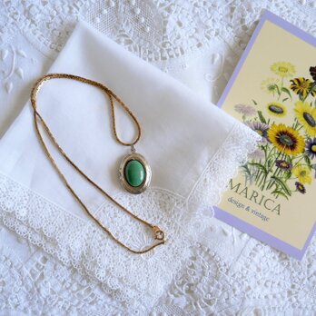 グリーンのオーナメントを飾ったロケットペンダント