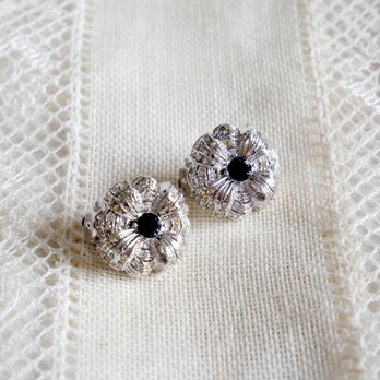 サファイア色とシルバー色 フローラル型イヤリング