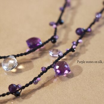 紫色のネックレス（アメジスト・フォスフォシデライト）