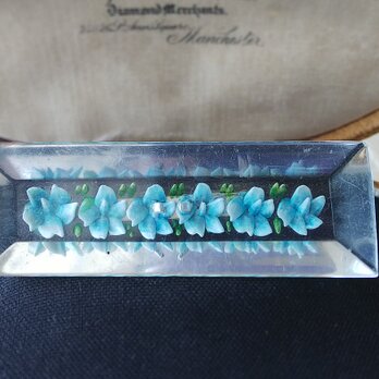 ヴィンテージ　水色の小花6つの長方形（ロングタイプ）のルーサイト製ブローチ