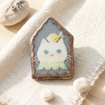 おめかし猫さんのブローチ　ステンドグラスブローチ