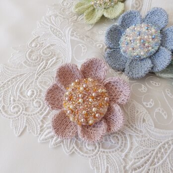 ニットとビーズ刺繍 花のブローチ・ピンク