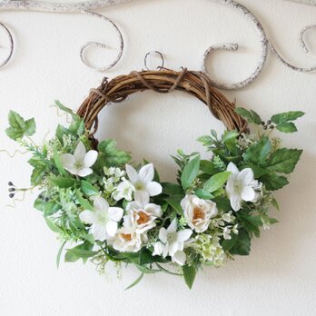 ナチュラルグリーンと白いローズのハーフリース 通年飾れるグリーンリース