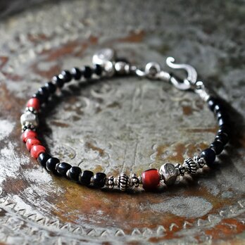 漆黒アンティークビーズと金赤ホワイトハーツ、カレンシルバーのブレス