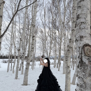 実例写真！パーティードレス ブラック キャミソール Vネック 背中見せ ラッフルフリル ボリュームドレス 前撮り