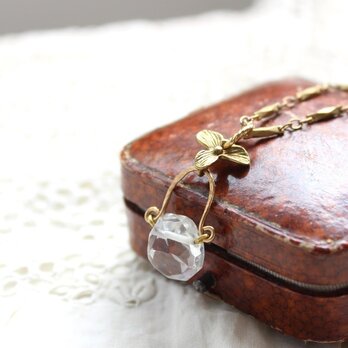 水晶のバッグとスミレの物語　美しい真鍮色　クラシカルなペンダント・ネックレス