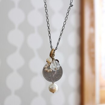 アンティーク　マリアメダイと貝パール　ガラスの花が揺れる　ペンダント・ネックレス