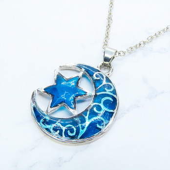アンティークシルバー アラベスク調の透かし模様の三日月と星のブルーカラーペンダントネックレス レジン 長さ調整可 ステンレス可