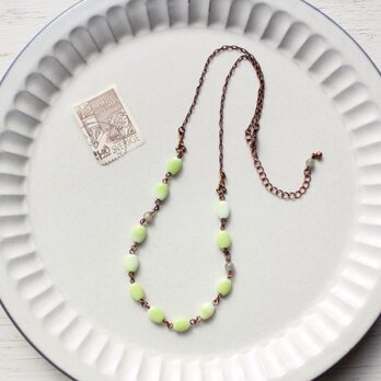 マスカットグリーンと、ふんわり白のヴィンテージビーズ　アンティークstyle ショートネックレス