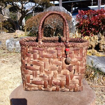 貴重な山葡萄の蔓で編んだ手提げ籠(バッグ) 【大】20260201-2　チャーム付き