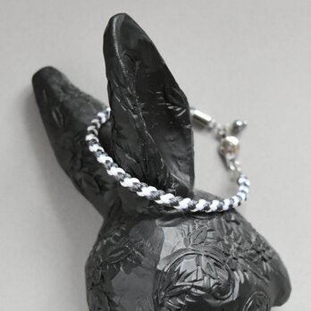 うさぎ色「まん丸うさぎ 白×濃い灰」ブレスレット (260311-R-白濃灰)