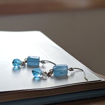 レムリアの記憶　ブルーカルサイトと古いチェコガラスのピアス（イヤリング）