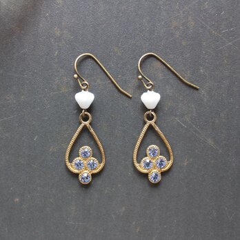 ヴィンテージの薫り　ライトサファイア色の煌めきと白い花のピアス　（イヤリング）