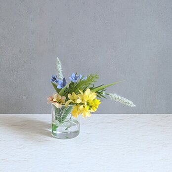 ビーカーに咲く、春色〔イエローヒヤシンス〕花のインテリア