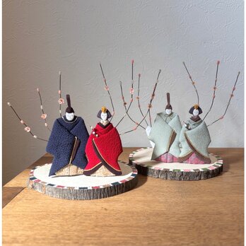 【桃紅の春 雛人形　天然木板の土台付】ひなまつり　正絹縮緬　春　コンパクト　おしゃれ　ギフト　押し絵　卓上　縮緬細工