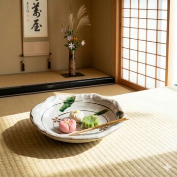 【特価品】暁山窯　織部梅紋　22.5cm 盛皿 サイズ：約φ25.5cm×5cm 重量：約685g