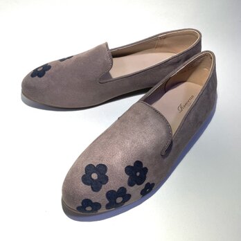 ◆残サイズのみSALE◆ 北欧風 花散らしフラットオペラシューズ（グレージュ）